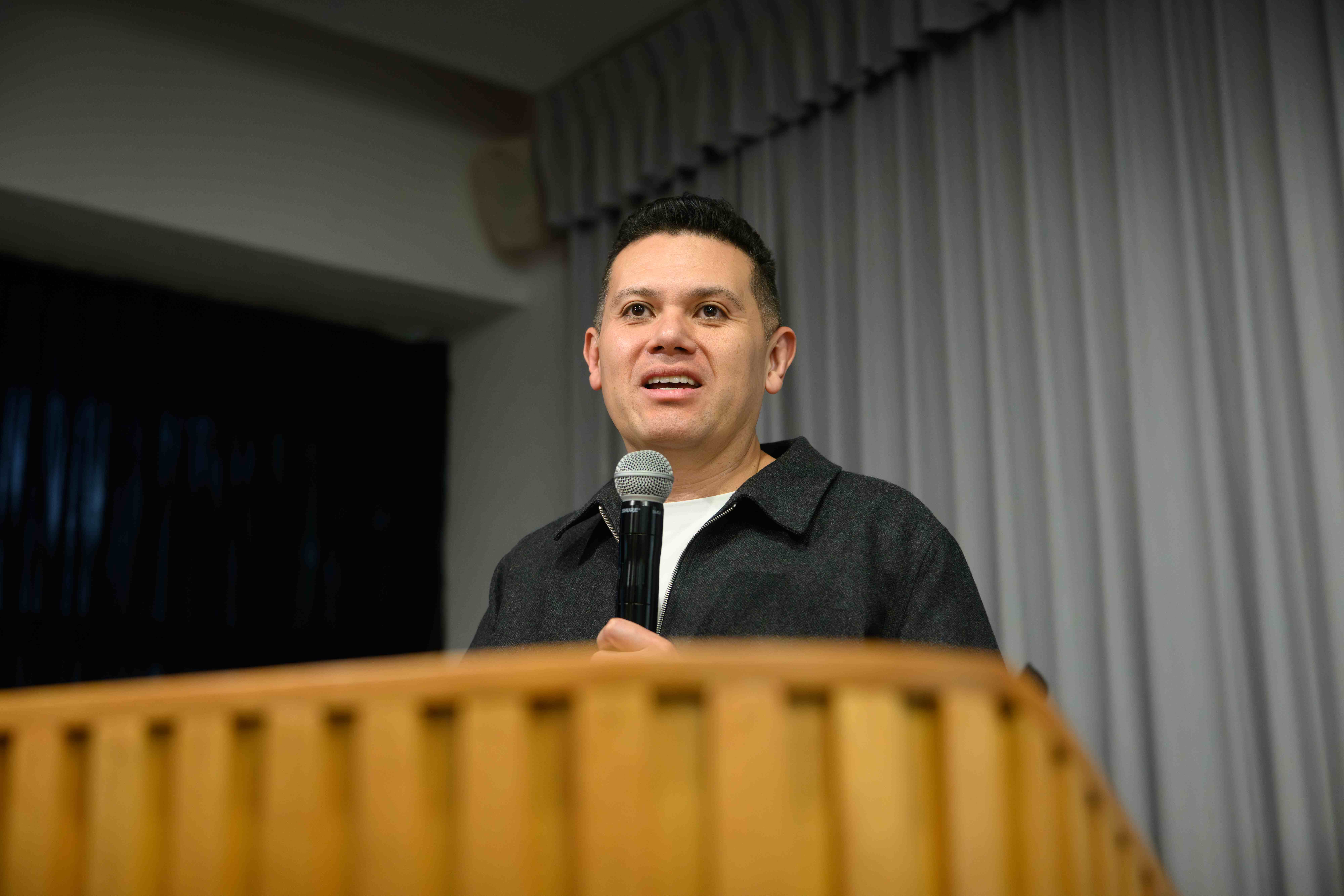 Retrato del Dr. Óscar Joe Rivas, PhD, docente del seminario
